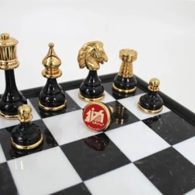 Jeu d'Echecs en Laiton Massif et Bois Plaqué Or et Argent & Échiquier Noir Sur Pied en Bois et Marbre de Carrare – Image 3