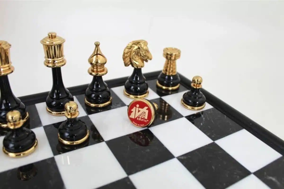 Jeu d'Echecs en Laiton Massif et Bois Plaqué Or et Argent & Échiquier Noir Sur Pied en Bois et Marbre de Carrare – Image 3