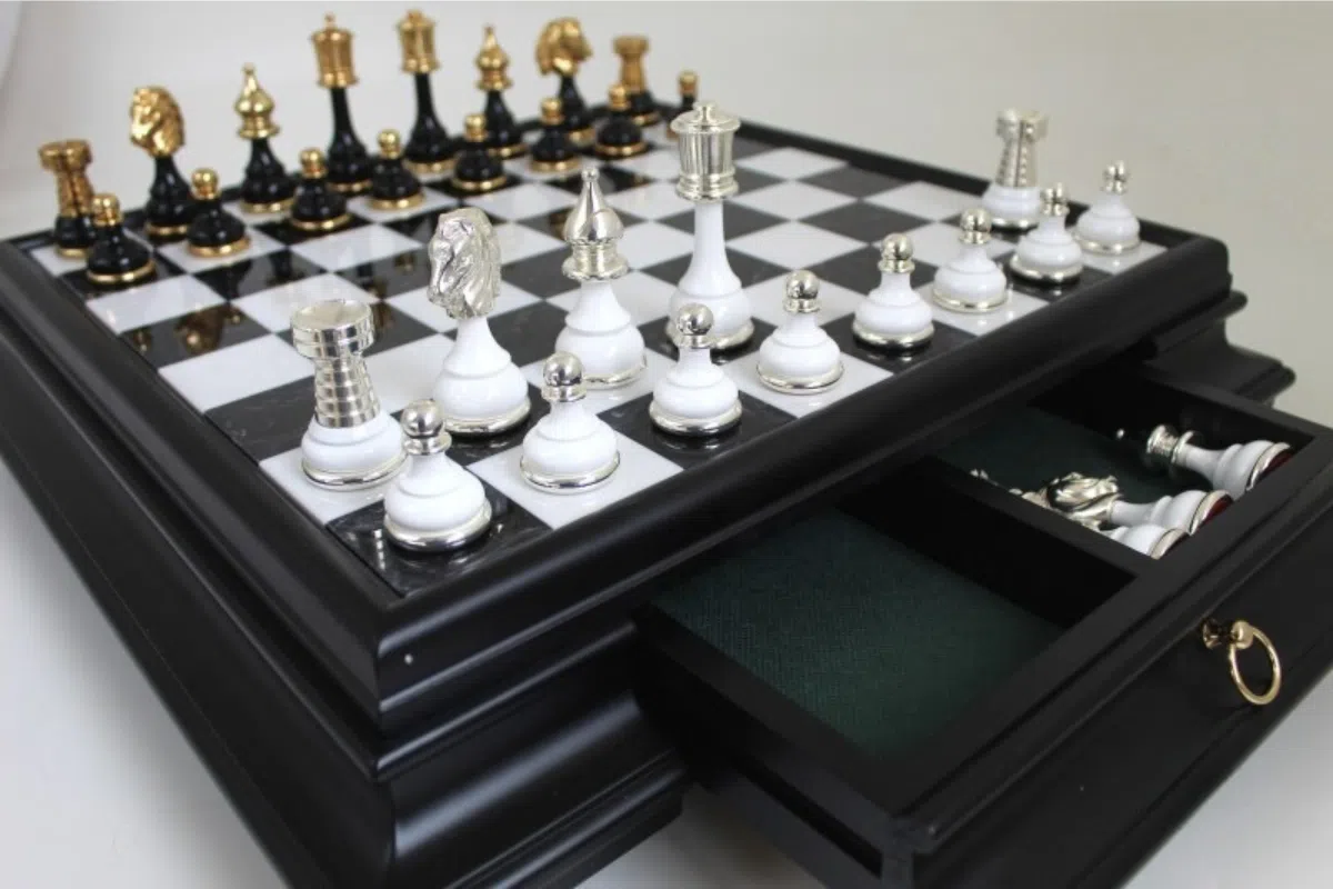 Jeu d'Echecs en Laiton Massif et Bois Plaqué Or et Argent & Échiquier Noir Sur Pied en Bois et Marbre de Carrare – Image 2