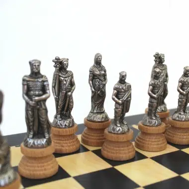 Jeu d'Echecs Romains vs Barbare et Échiquier en Bois – Image 3