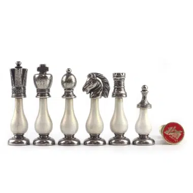 Jeu de pièces d'échecs argentées sur base blanche avec boîte de protection rouge