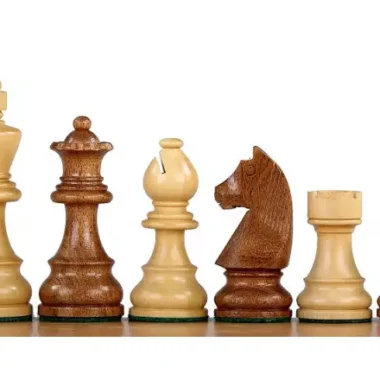 Pièces d'échecs Chevalier Allemand en buis clair et foncé alignées de profil