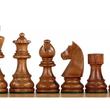 Pièces d'échecs foncées Chevalier Allemand en bois massif rangées côte à côte