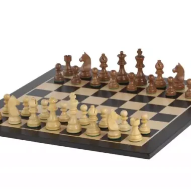 Ensemble jeu d'échecs complet Chevalier Allemand disposé sur l'échiquier en érable