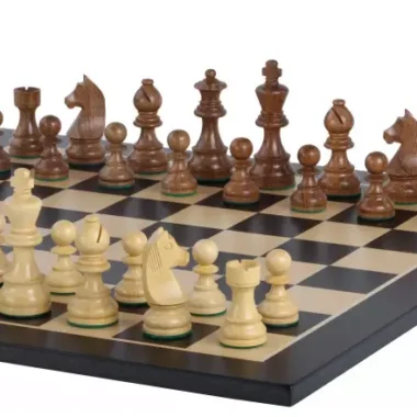 Ensemble jeu d'échecs de tournoi en position de jeu vue de côté sur l'échiquier
