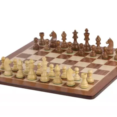 Ensemble jeu d'échecs de tournoi en acacia et buis sur échiquier en padouk