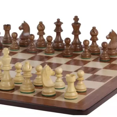 Pièces d'échecs en acacia et buis disposées sur l'échiquier en padouk