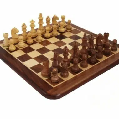 Echiquier en bois de rose doré avec jeu d'échecs en bois d'acacia disposé