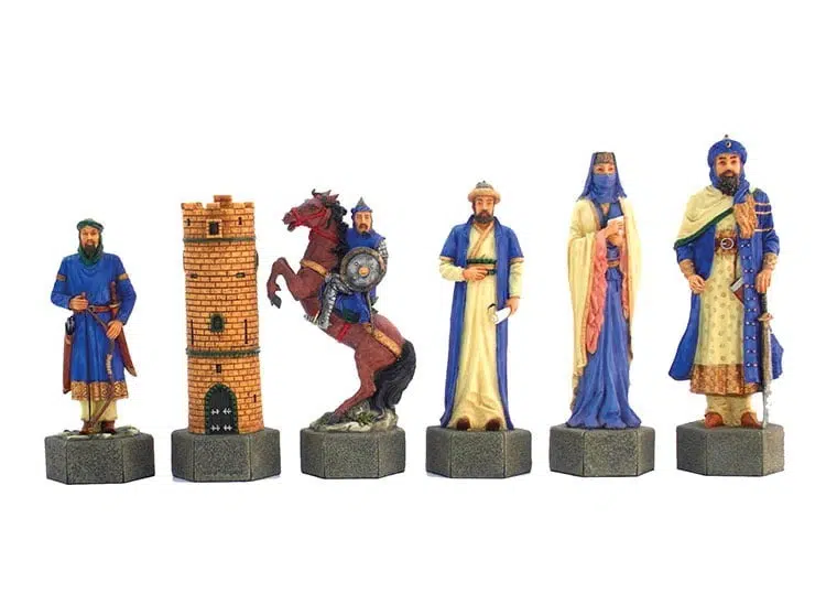 Six pièces détaillées du jeu des Croisades, roi, tour, cavalier et courtisans