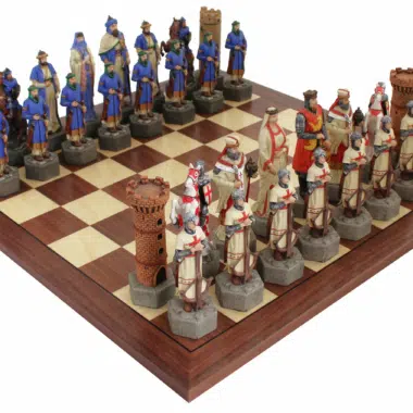 Jeu d'échecs des Croisades en résine posé sur échiquier en bois de noyer et érable