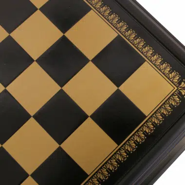 Table d'échecs en bois noir, détail du plateau échiquier et des motifs dorés