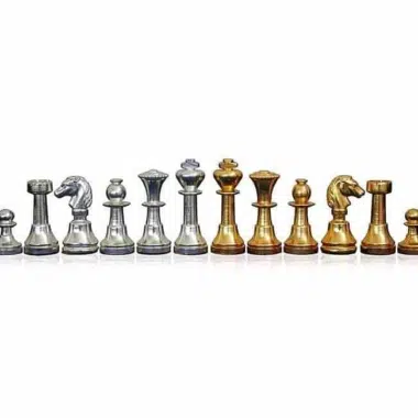 Pièces d'échecs en laiton massif plaqué or et argent alignées côte à côte