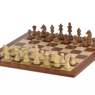 Ensemble jeu d'échecs en buis et acacia sur échiquier en érable et acajou, vue d'ensemble