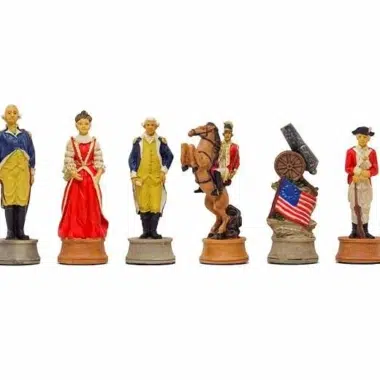 Pièces d'échecs Guerre d'Indépendance alignées, roi, dame, cavalier et pions