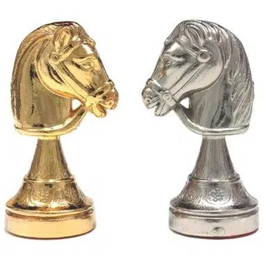 Ensemble Jeu d'Échecs en Métal Plaqué Or et Argent et Échiquier Noir et Blanc en Bois Laqué avec Plateau de Jeu en Marbre – Image 6