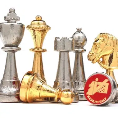 Ensemble Jeu d'Échecs en Métal Plaqué Or et Argent et Échiquier Noir et Blanc en Bois Laqué avec Plateau de Jeu en Marbre – Image 3