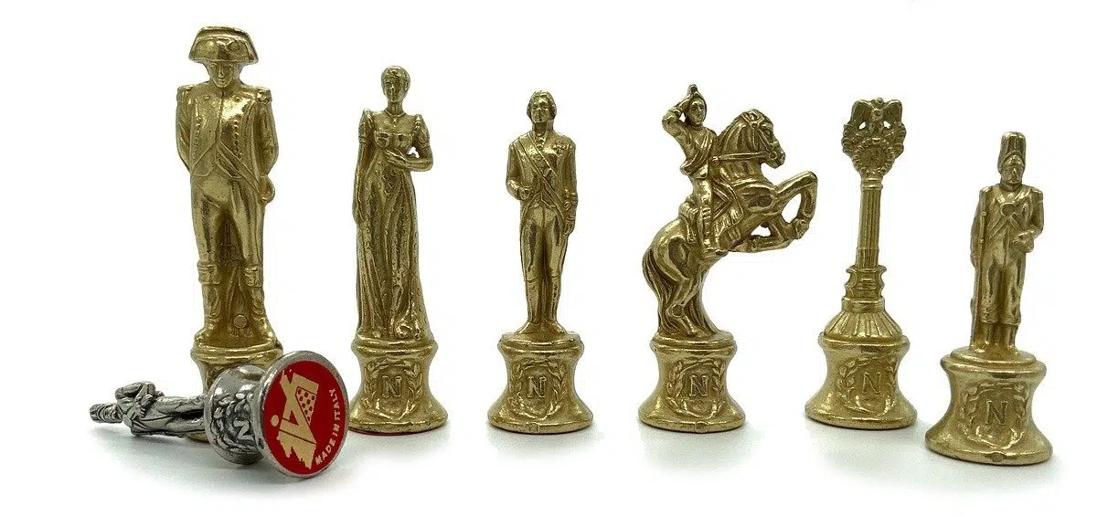 Ensemble Jeu d'Échecs Napoléon et Échiquier en Similicuir avec Compartiments de Rangement – Image 4