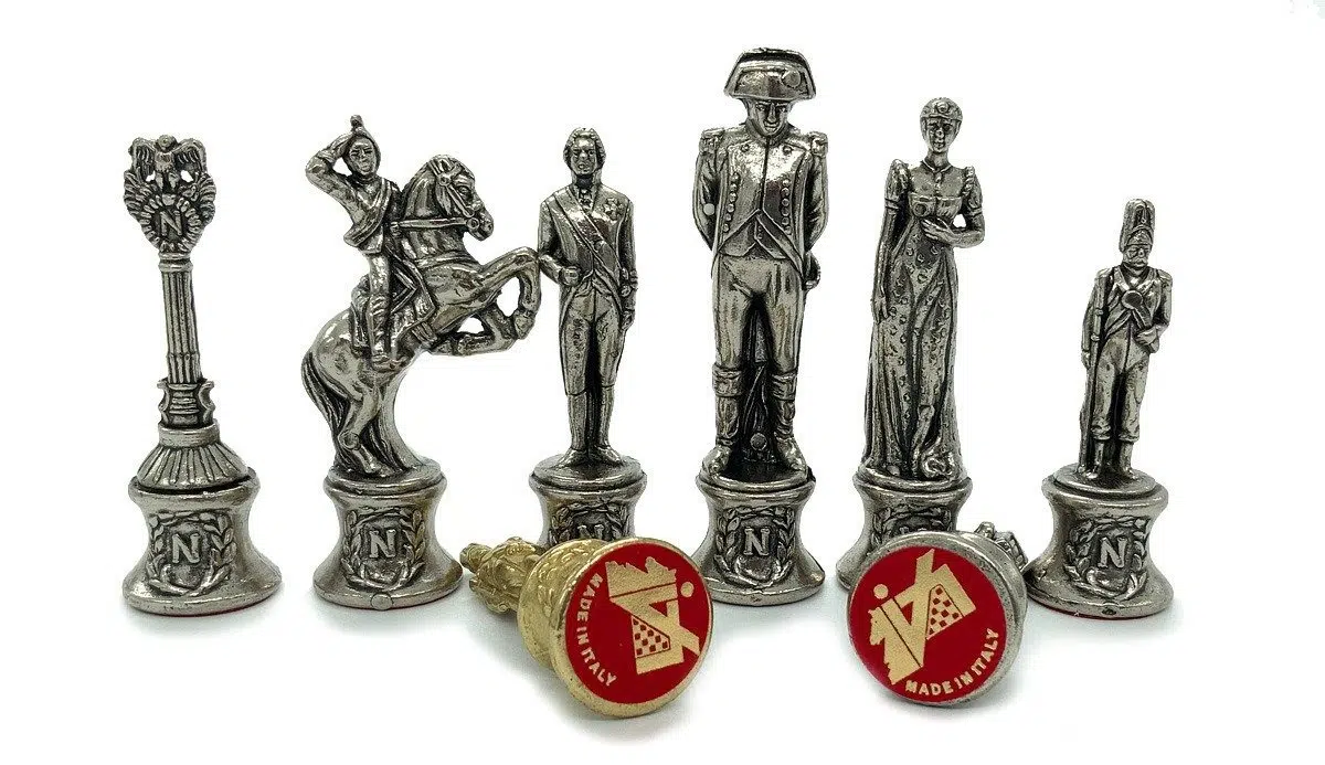 Ensemble Jeu d'Échecs Napoléon et Échiquier en Similicuir avec Compartiments de Rangement – Image 3