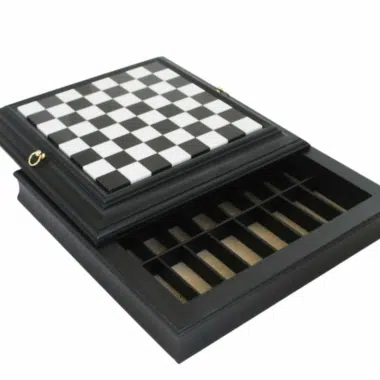 Ensemble Jeu d'Échecs en Métal Plaqué Or et Argent et Échiquier Noir et Blanc en Bois Laqué avec Plateau de Jeu en Marbre – Image 8