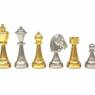 Ensemble Jeu d'Échecs en Métal Plaqué Or et Argent et Échiquier Noir et Blanc en Bois Laqué avec Plateau de Jeu en Marbre – Image 4