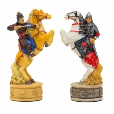 Ensemble Jeu d'Échecs Russes VS Mongols et Échiquier en Bois d'Orme et Bruyere Laqué – Image 5