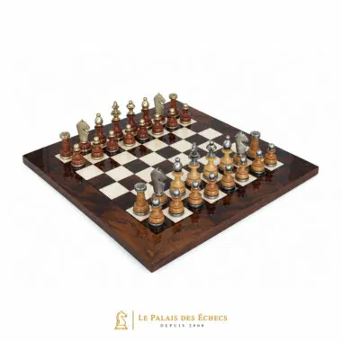 Ensemble de Jeu d'Échecs en Laiton Massif et Bois avec Échiquier en Noyer de Bruyère Finition Brillante