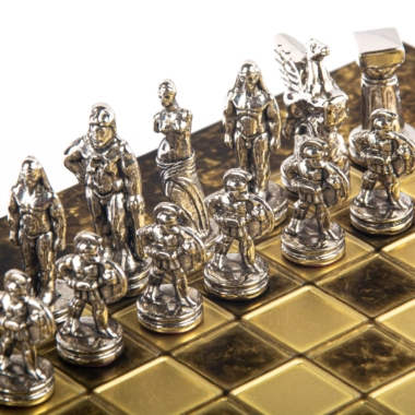 Petit Jeu d'Echecs Guerrier Spartiate - Pièces Dorées & Argentées avec Plateau de Jeu sur Pied en Metal – Image 9