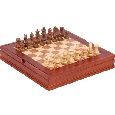 Jeu d'échecs en bois de rose, échiquier marqueté sur coffret de rangement fermé