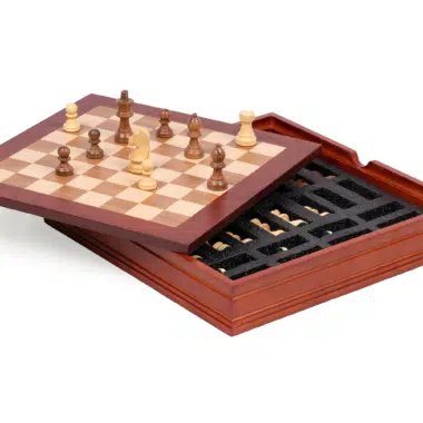 Coffret ouvert montrant les pièces d'échecs rangées dans leurs compartiments en mousse
