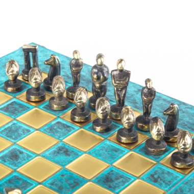Petit Jeu d'échecs Art Cycladique en Laiton Bronze et Bleu – Échiquier Métal et Coffret Bois Laminé – Image 15