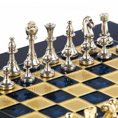 Petit Ensemble de jeu d'Echecs Staunton en Métal Argenté et Doré avec Echiquier sur Pied en Métal et Coffret de Rangement – Image 19