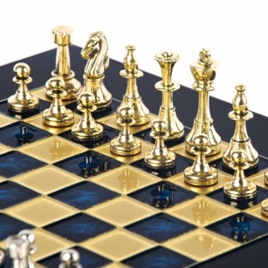 Petit Ensemble de jeu d'Echecs Staunton en Métal Argenté et Doré avec Echiquier sur Pied en Métal et Coffret de Rangement – Image 20