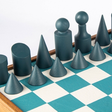 Ensemble de Jeu d'Échecs Style Bauhaus en Bois et Plateau Similicuir Bleu et Blanc avec Rangement – Image 3