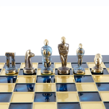 Petit Jeu d'échecs Art Cycladique en Laiton Bronze et Bleu – Échiquier Métal et Coffret Bois Laminé – Image 6
