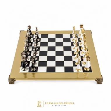 Ensemble d'échecs Staunton noir et blanc, vue d'ensemble sur échiquier doré