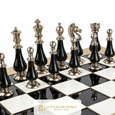 Pièces noires Staunton en métal, détail du roi, de la dame et du cavalier