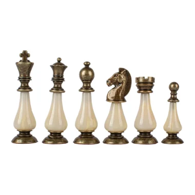 Pièces d'échecs en laiton et nacre, roi, dame, cavalier et pions alignés
