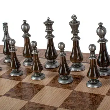 Détail des pièces d'échecs en étain foncé sur l'échiquier en bois