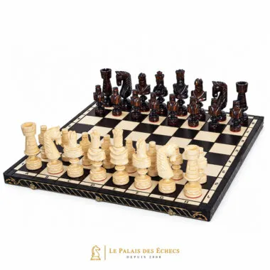 Jeu d'échecs César complet avec pièces sculptées sur échiquier noir et crème