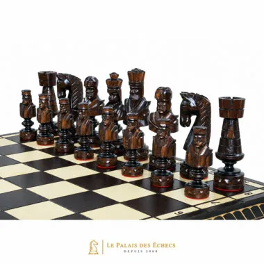 Pièces d'échecs César sombres sculptées représentant des personnages détaillés