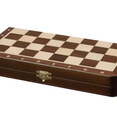 Coffret d'échecs fermé en bois marqueté avec fermoir doré, vue de face
