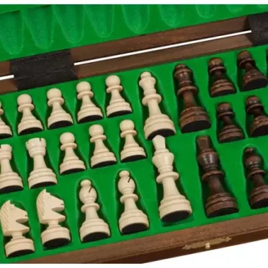 Coffret de rangement ouvert avec pièces d'échecs claires et foncées sur feutrine verte