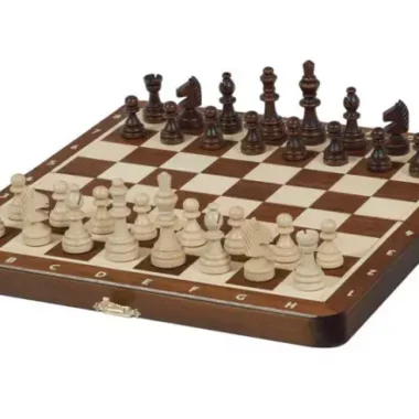 Jeu d'échecs magnétique pliable ouvert, pièces en bois disposées sur l'échiquier