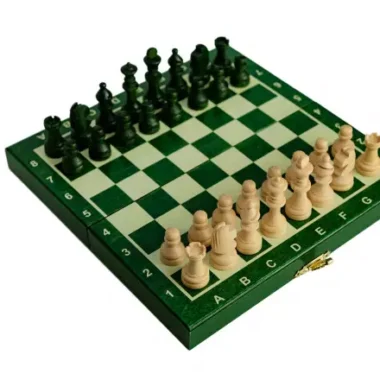 Jeu d'échecs magnétique mini en bois vert, échiquier plié ouvert avec pièces en place