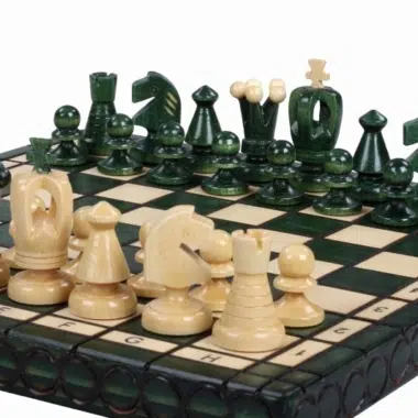 Ensemble d'échecs pliable, pièces vertes et ivoire sur échiquier pliant