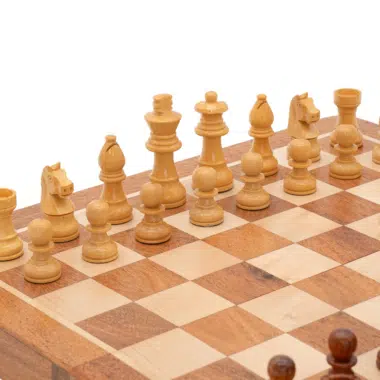 Plateau d'échecs avec pièces blanches prêtes à jouer - Le Palais Des Echecs