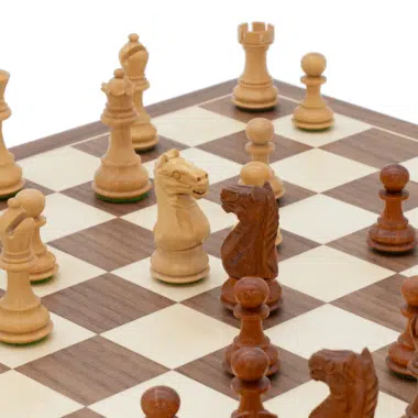 Mise en scène dynamique avec chevaux en bois du jeu d'échecs Fierce Knight