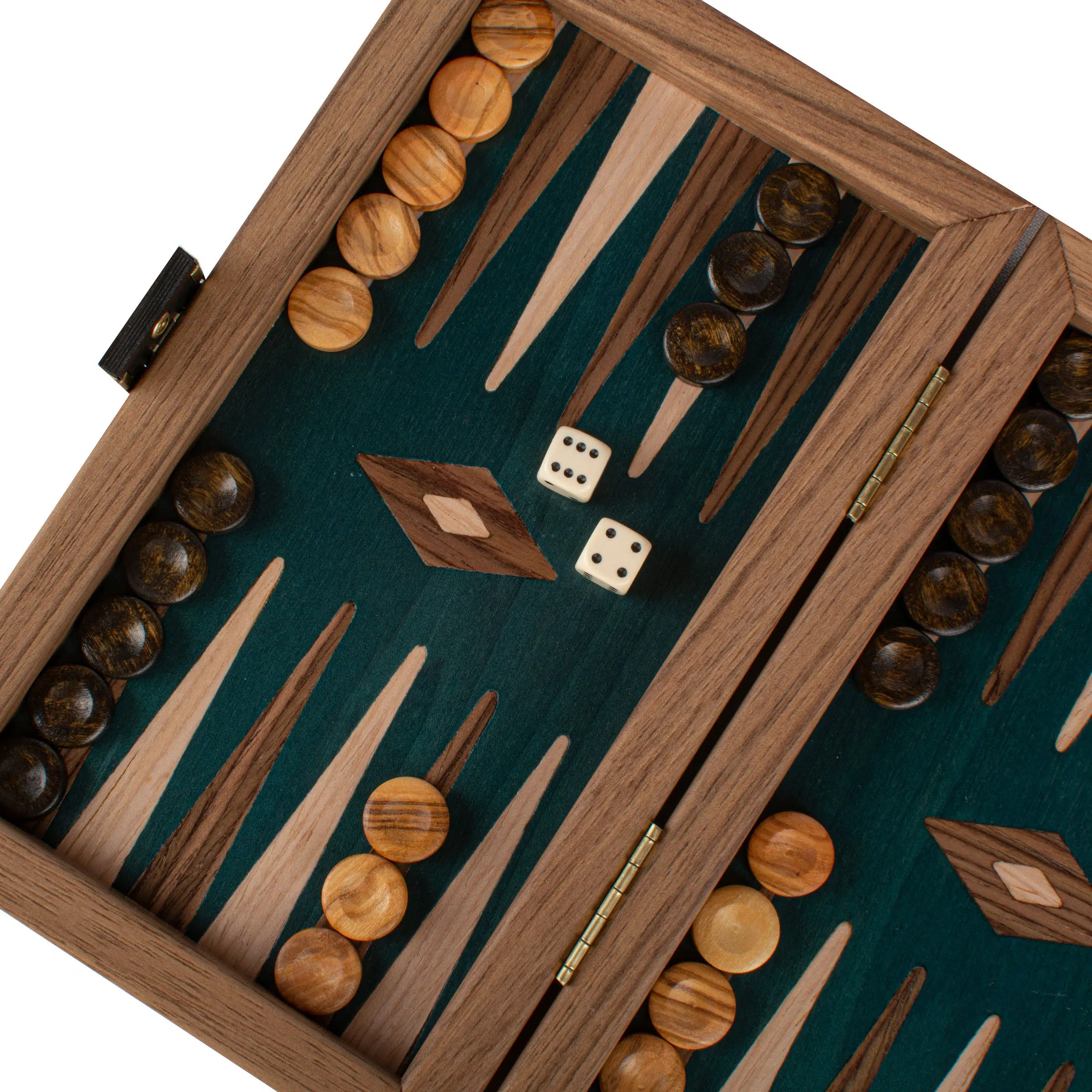 Vue rapprochée du plateau de backgammon avec pions et dés