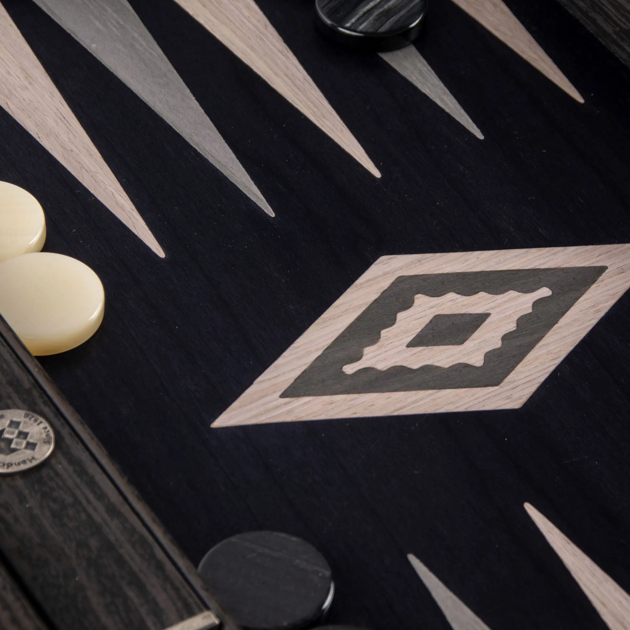 Détail du plateau de backgammon Vavona, motif en bois fin et pions - Le Palais Des Echecs