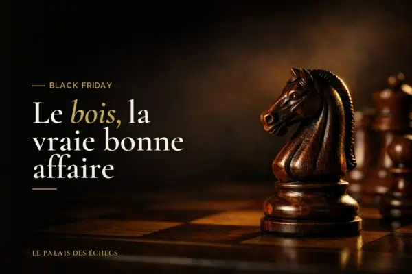 Pièce d'échecs en bois sombre en gros plan, lumière dorée, ambiance de fin d'année